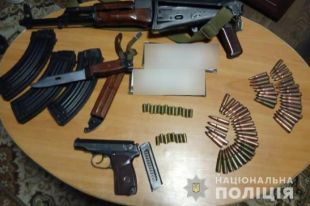 В Киевской области задержали группу лиц за незаконное хранение оружия.