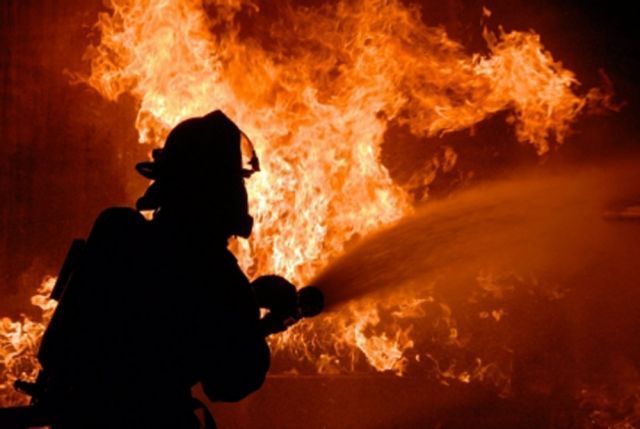 В Усть-Камчатске пожарные спасли от огня снегоход
