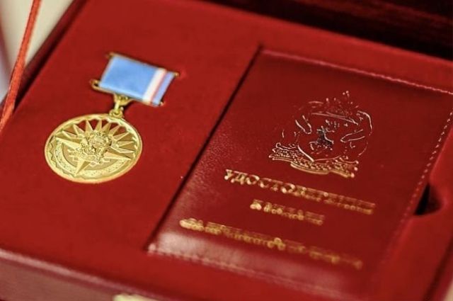 Дмитрий Артюхов вручил медаль «За верность Ямалу» активистке из Ноябрьска