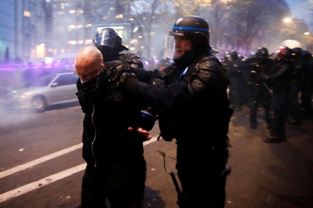 В Париже во время протестов были задержаны 64 человека
