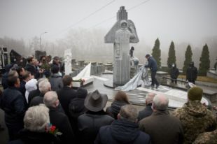 В Киеве открыли памятник Леониду Каденюку.