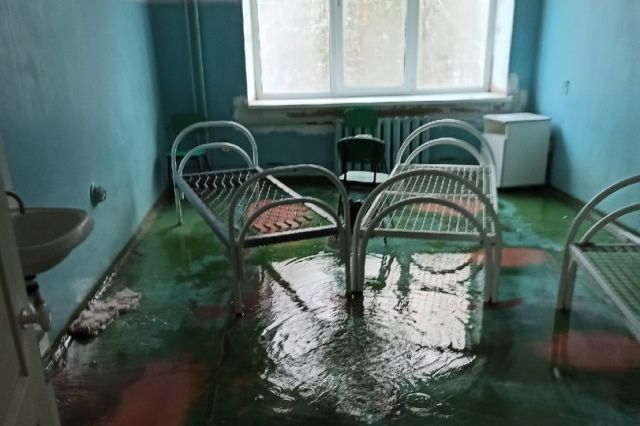 Вода из-за коммунальной аварии залила палаты ковидной больницы в Миассе