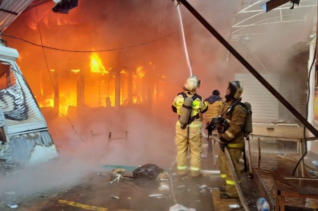Популярное кафе сгорело в центре Владивостока