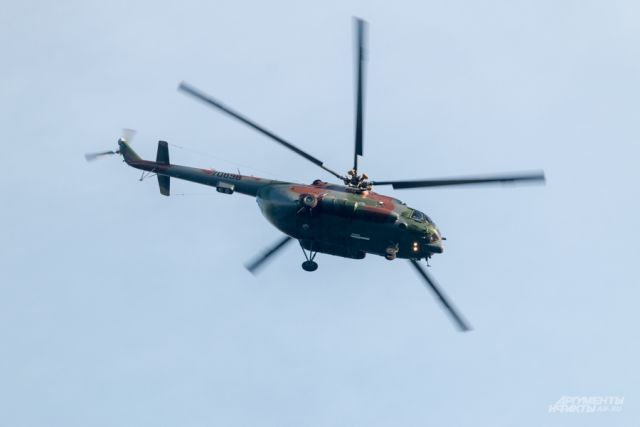 В ХМАО Ми-8 совершил вынужденную посадку из-за неисправного двигателя