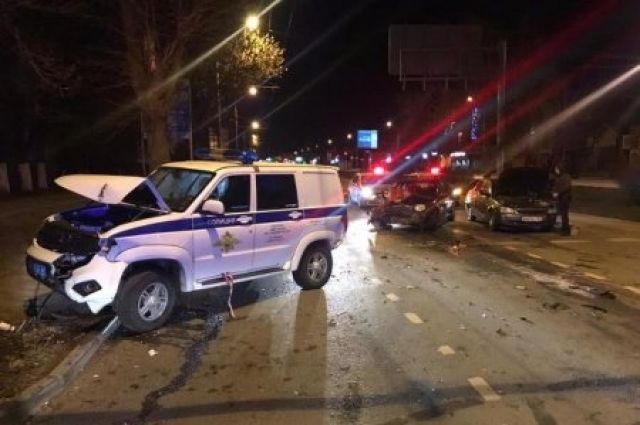 Автомобиль полиции протаранили ночью в Ростове-на-Дону
