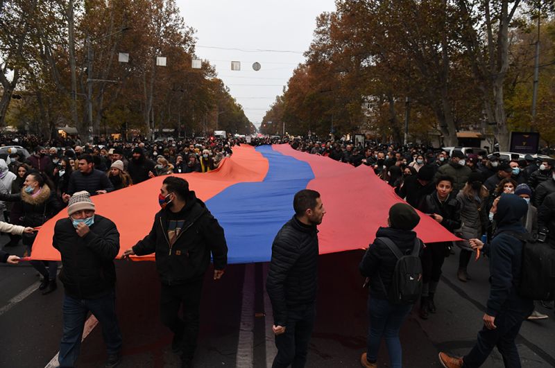 Участники митинга оппозиции с требованием отставки премьер-министра Армении Никола Пашиняна на площади Свободы в Ереване. 