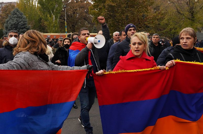 Участники митинга оппозиции с требованием отставки премьер-министра Армении Никола Пашиняна на площади Свободы в Ереване.