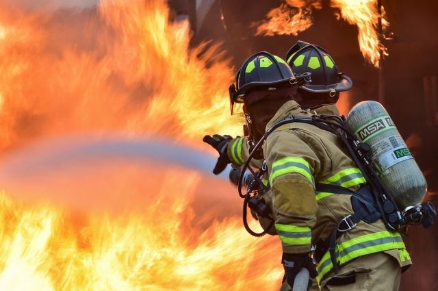 Огнеборцы спасли мужчину на пожаре в Керчи