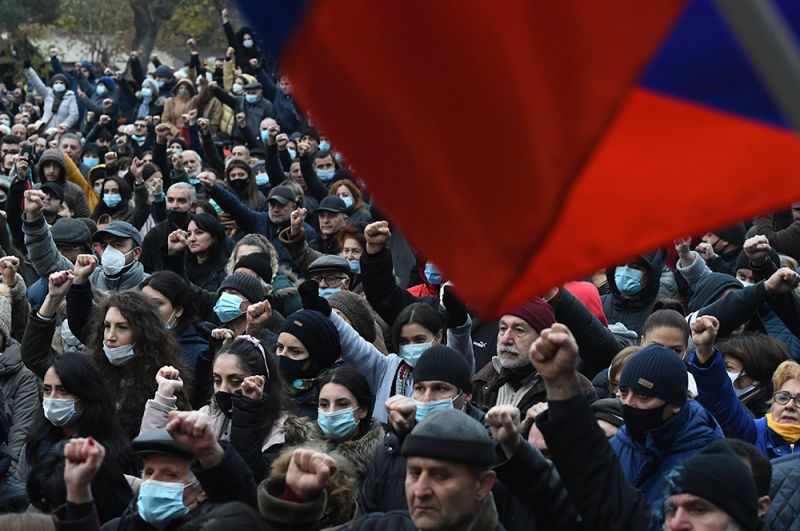 Участники митинга оппозиции с требованием отставки премьер-министра Армении Никола Пашиняна на площади Свободы в Ереване. 