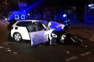 В Днепре легковушка влетела в столб: один человек погиб