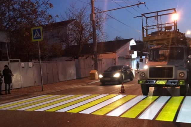 В Краснодаре заработали новые проекционные пешеходные переходы