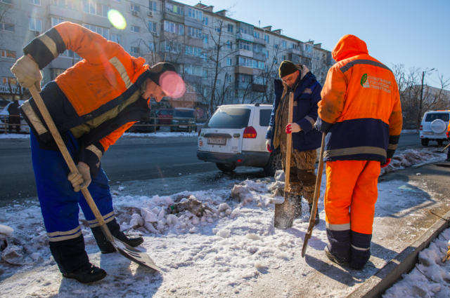 Во Владивостоке продолжается очистка дорог от наледи и снега