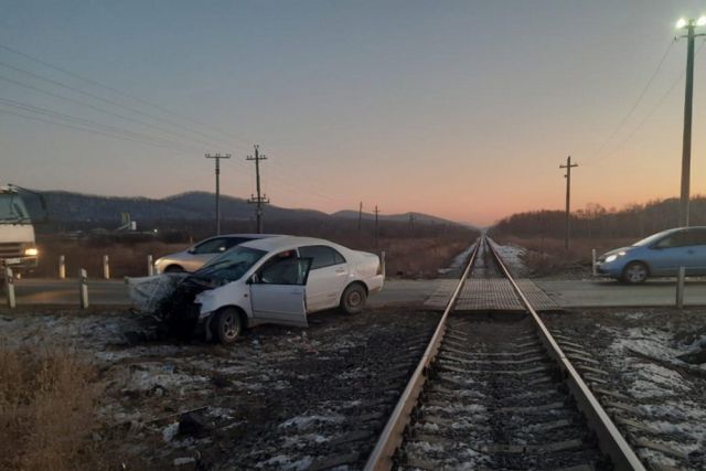В Большом Камне произошло столкновение легкового автомобиля с поездом