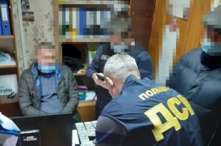 В Херсонской области чиновника налоговой службы задержали на взятке.