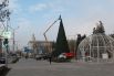В Ростове-на-Дону наряжают новогоднюю елку.