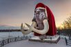 Десятиметровую статую мамонта Мити, которая встречает гостей и жителей Ямала на въезде в Салехард, нарядили в костюм Деда Мороза.