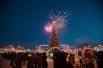 Праздничный салют на торжественной церемонии зажжения огней на первой новогодней елке страны в Якутске.