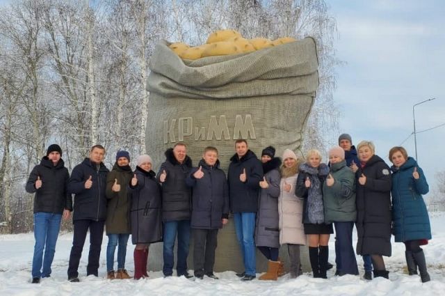 Тюменская агрофирма установила огромный арт-объект, посвященный картофелю