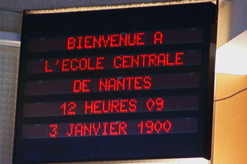 В список значимых событий попали также: «Проблема 2000», связанная с тем, что разработчики программного обеспечения, выпущенного в XX веке, иногда использовали два знака для представления года в датах, из-за чего при наступлении 1 января 2000 года во многих старых программах отображался 1900 год или 0 год (на фото), а это, в свою очередь, могло привести к сбоям в их работе.