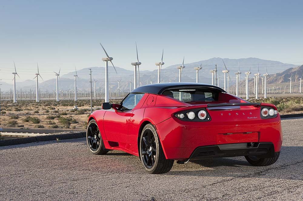 За выпуск электрокара Tesla Roadster Илона Маска, который также произошел в 2008 году, отдали свой голос 22,8% опрошенных.