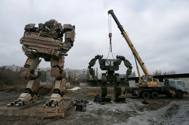 13- и 6-метровые роботы-трансформеры встали на защиту Донецка. Таких защитников создали из металлолома энтузиасты из местной автомастерской. По словам создателей, они планируют собрать целый отряд таких автоботов.