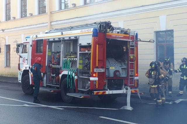 Петербургские пожарные потушили огонь на станции техобслуживания