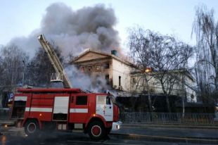 В Полтаве вспыхнул масштабный пожар в историческом здании.