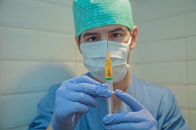 Эффективность вакцины от коронавируса оценил новосибирский ученый