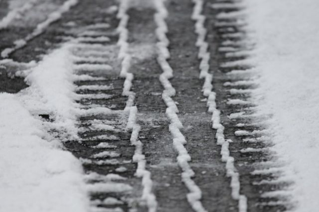 Водителя не могут привлечь к ответственности за пересечение сплошной линии, если она засыпана снегом