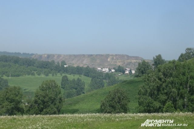 На юге Кузбасса угольные разрезы местами вплотную подходят к жилым домам.