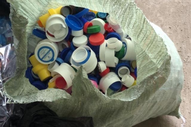 Школьники из Ишима и Тобольска за месяц сдали 536 кг пластиковых крышечек