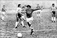 Леонид Назаренко играл за сборную СССР, после травмы начал тренерскую карьеру. На фото матч СССР и Аргентины.