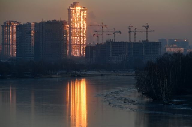 Москва-река начала покрываться льдом