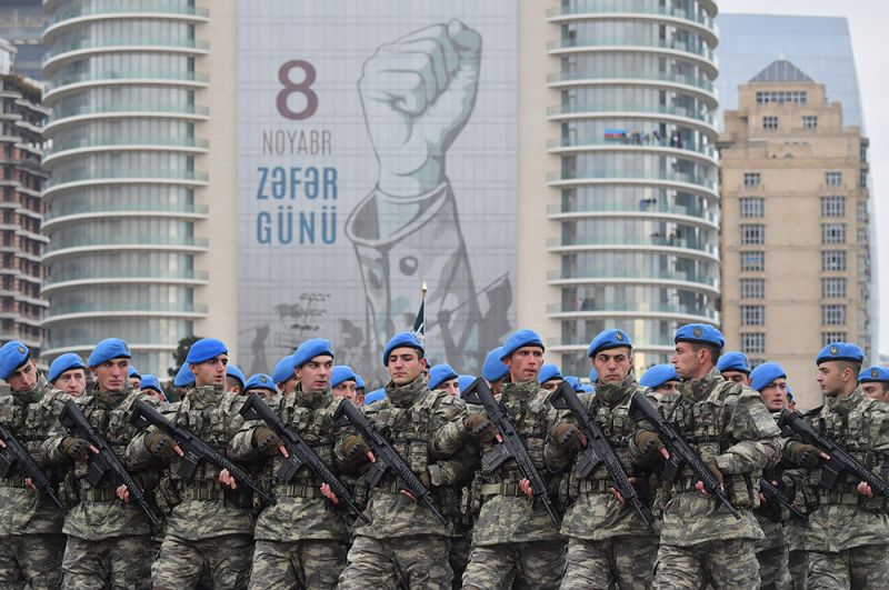 Военнослужащие азербайджанской армии на военном параде в Баку.