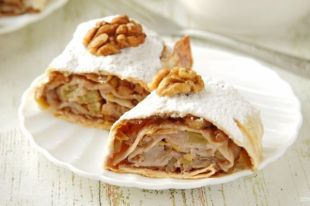 Нежный и вкусный: рецепт яблочного штруделя с миндалем.