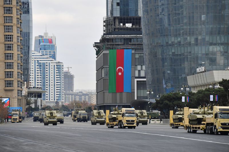 Проезд военной техники азербайджанской армии на военном параде в Баку.
