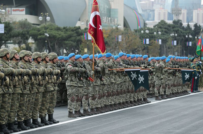 Военнослужащие азербайджанской армии на военном параде в Баку.