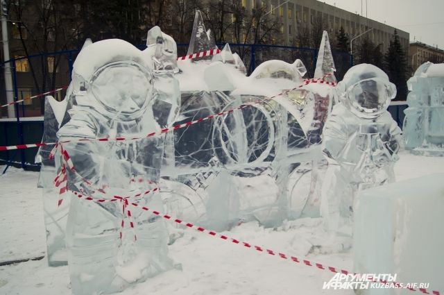 На Красном озере начали заготавливать лёд для городка на площади Советов
