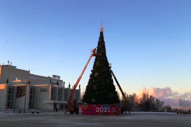 130 шаров: в Ижевске начали украшать елку на Центральной площади
