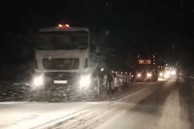 Три часа дорожники устраняли крупный затор на трассе под Новосибирском