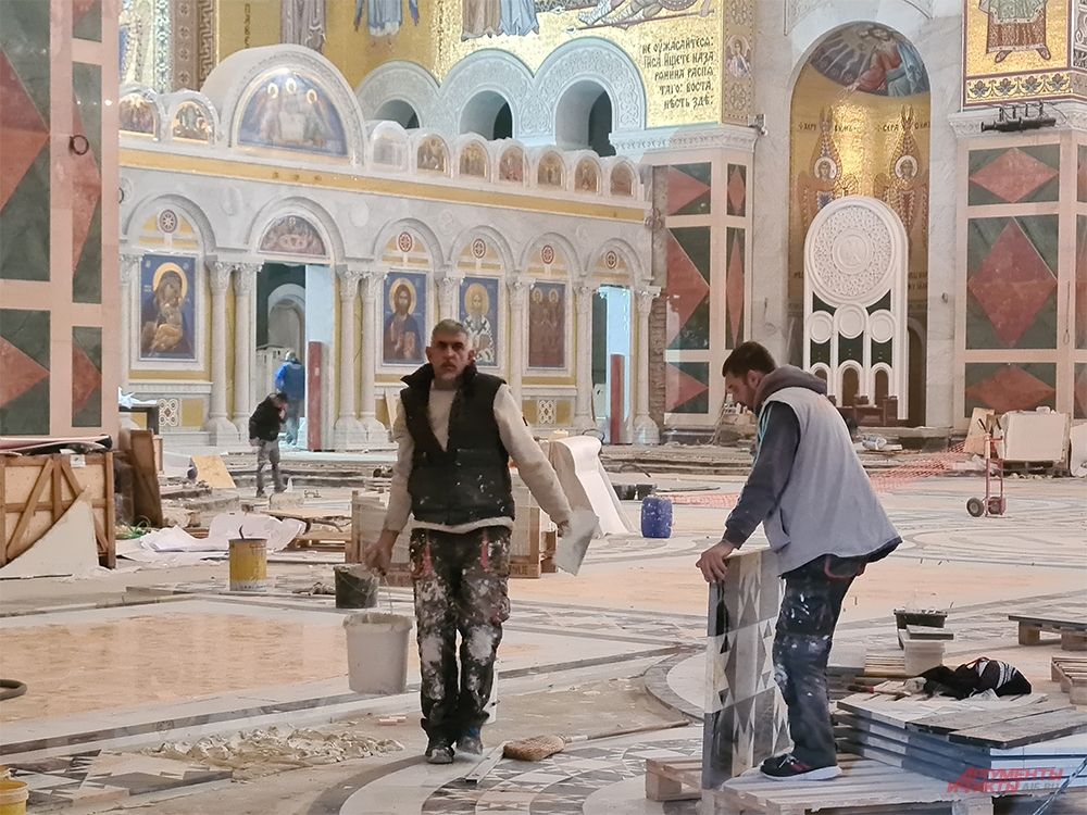 Ремонт в храме св. Саввы - теперь социализм заменяют религией.
