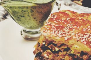 Греческий пирог с мясом: рецепт вкусного и сытного блюда.