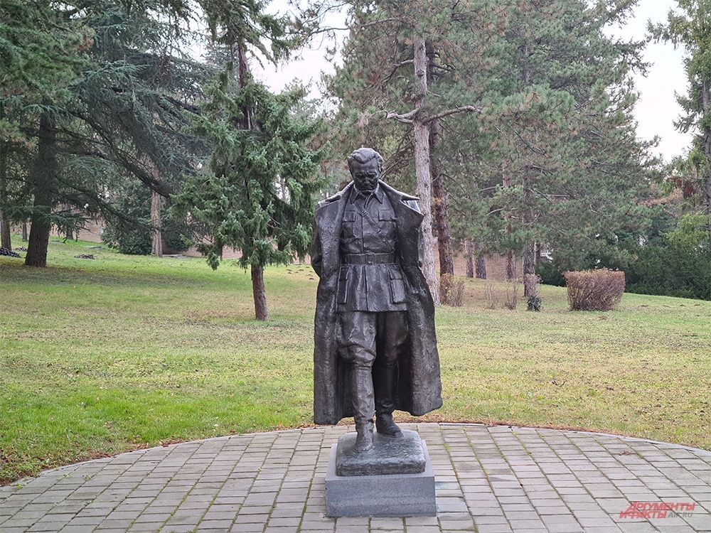 Статуя маршала Тито у мавзолея.