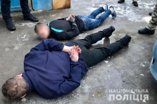В Киевской области товарищи пьяного водителя набросились на полицейских.