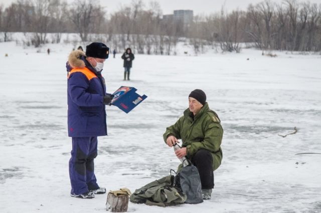 С 12 декабря запрещен выход на лед Псковского, Теплого и Чудского озер