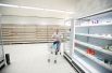 Пустые полки в супермаркете в Харпендене, Великобритания. В начале карантина во многих городах мира люди стали опустошать прилавки магазинов.