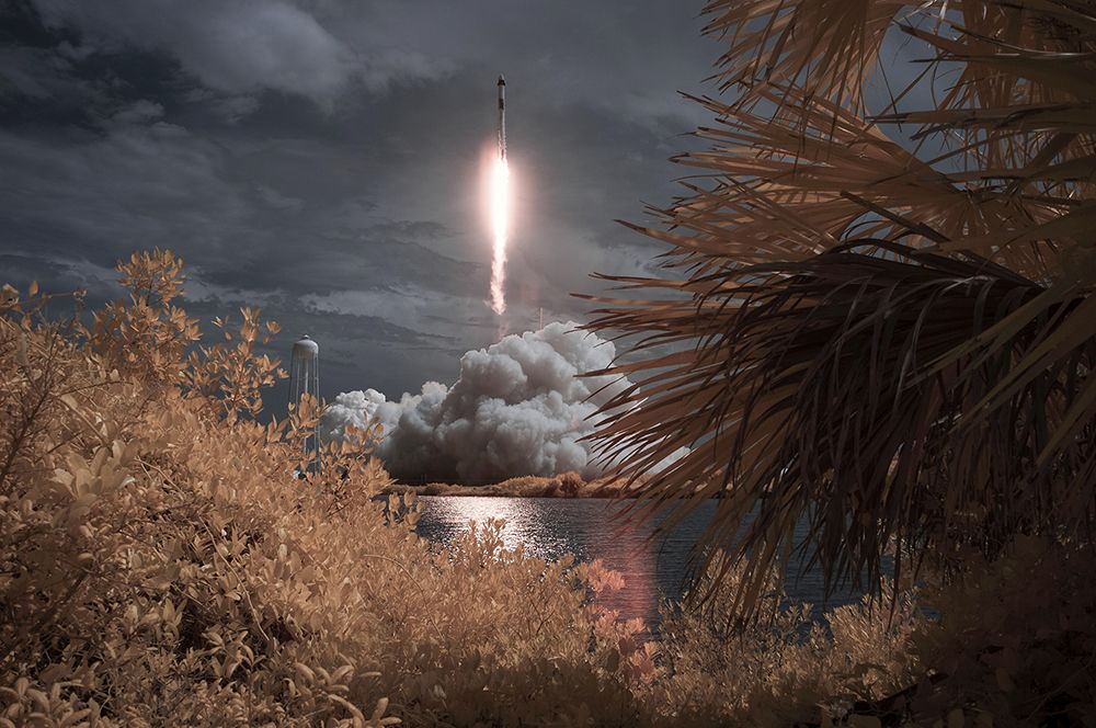 Первый пилотируемый запуск корабля Crew Dragon, созданного компанией SpaceX Илона Маска. На борту корабля на МКС отправились астронавты NASA Даг Херли и Боб Бенкен. Запуск стал первым пилотируемым стартом американского космического корабля со времени завершения программы «Спейс Шаттл» в 2011 году.