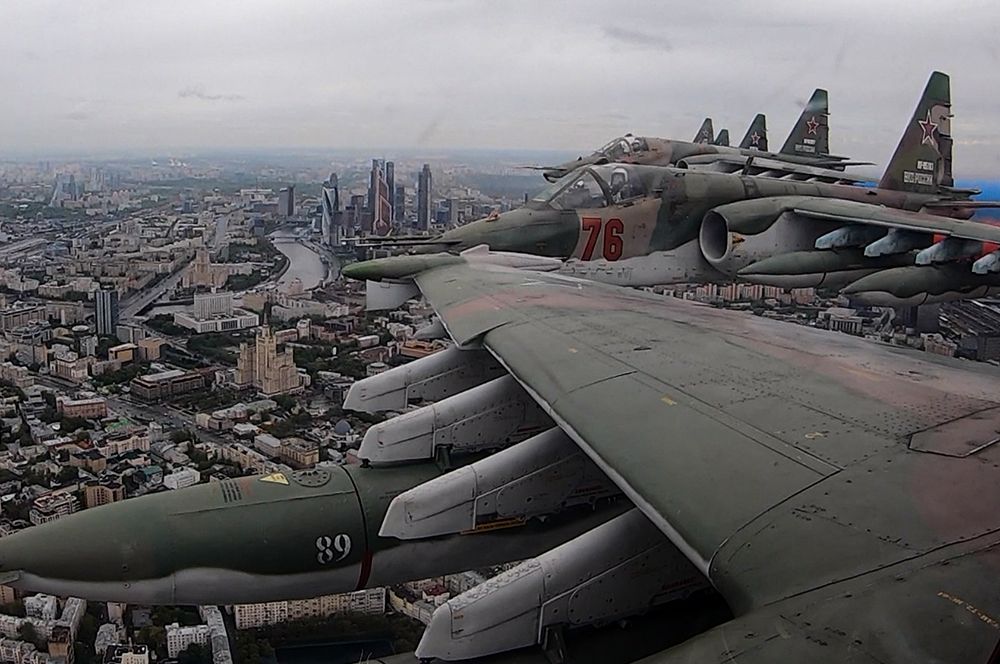 Штурмовики Су-25 на воздушном параде Победы в Москве.