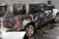 Автомобиль сгорел почти полностью. 