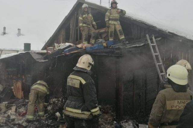 В Барнауле из полыхающего дома пожарные вовремя вынесли газовый баллон